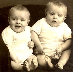 De poppen van Wilt en Trien, Mieke links en Sietske rechts.