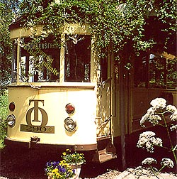 De tram staat nu te pronken voor het restaurant De Olde Tramhalte te Elsloo