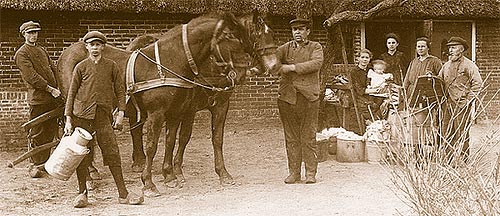 V.l.n.r.: knecht Jan, Klaas, Heit, Jansje met Trijnie (Zus) op schoot, naaister Jansje, Moeke en Opa van der Walle. Voor hun tijd, begin jaren 20 bij de oude boerderij.